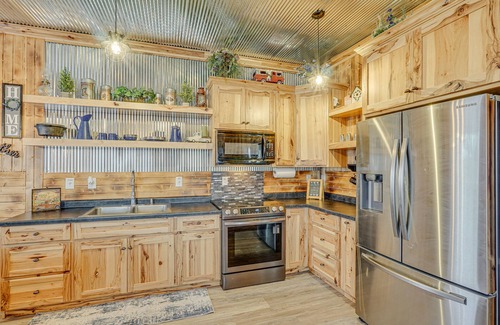 Rucker House | 'Grace Place' Clark House on Farm: Shared Hot Tub!