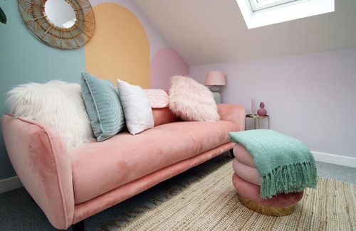 Canton Apartment | Grace's Getaway by Tŷ SA - Stylish One Bedroom