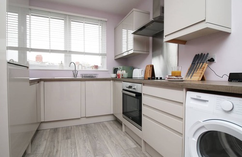 Canton Apartment | Grace's Getaway by Tŷ SA - Stylish One Bedroom