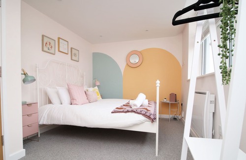 Canton Apartment | Grace's Getaway by Tŷ SA - Stylish One Bedroom