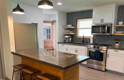 Crossville House | Graceful renovated home with pond near golf and town