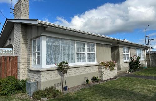 Hamilton Villa | Gracious 3 Bdrm House in Chartwell
