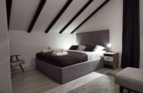 Velim Villa | Gradfather's House - A Cosy Retreat with a Swimmingpool