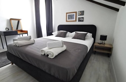 Velim Villa | Gradfather's House - A Cosy Retreat with a Swimmingpool