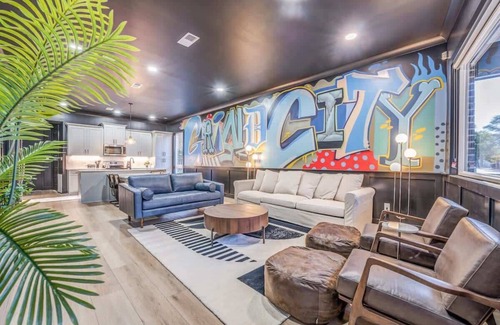 Cooper-Young Historic District House | Graffiti House Duplex @ Cooper Young