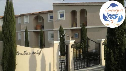 Cavaliere House | Grain de sable, les pieds dans l'eau