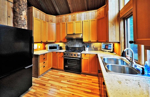 Friday Harbor House | Gramma's 4BR Home, Lake, Wooded, Hot Tub, Swim, Swings, Gated Estate, Gorgeous