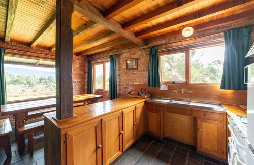 Halls Gap Cottage | Grampians Pioneer stone cabin