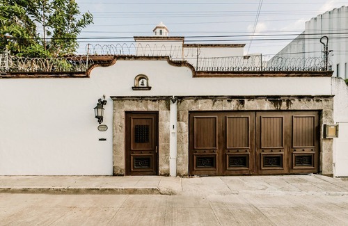 Downtown Cancun Villa | Granada 24 Beautiful Colonial House in the Heart of Cancun 7 bedrooms and pooln
