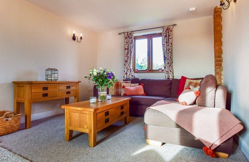 Bidford-on-Avon Cottage | Granary at Oosland Barns - sleeps 4 guests in 2 bedrooms