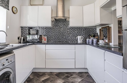 Pembroke Cottage | GRANARY COTTAGE, pet friendly, with a garden in Pembroke