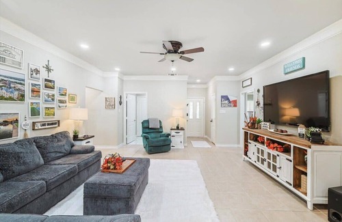 Granbury House | Granbury Serenity 3BD/2BA Retreat with Hot Tub