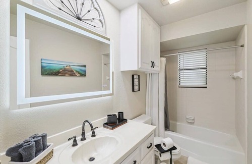 Granbury House | Granbury Serenity 3BD/2BA Retreat with Hot Tub