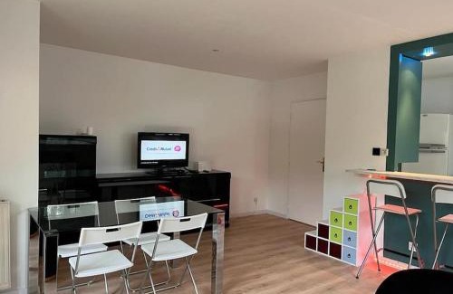 Alouettes Apartment | Grand appartement en face du RER A, Parking, Paris 20 mn, Disneyland 40 mn
