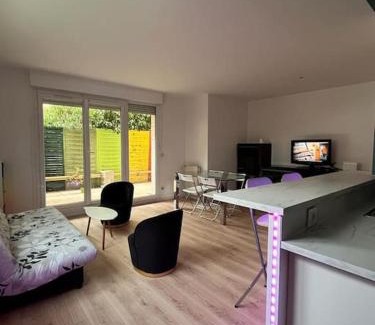 Alouettes Apartment | Grand appartement en face du RER A, Parking, Paris 20 mn, Disneyland 40 mn