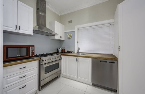 Hamilton House | Grand Art Deco Home. Centrally located in cosmopolitan Hamilton - Newcastle
