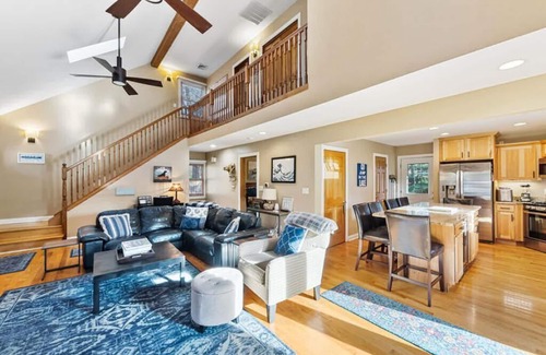 New Buffalo Cottage | Grand Beach Getaway – Hot Tub, Fire Pit & walk to the Lake | Weekend Restoration