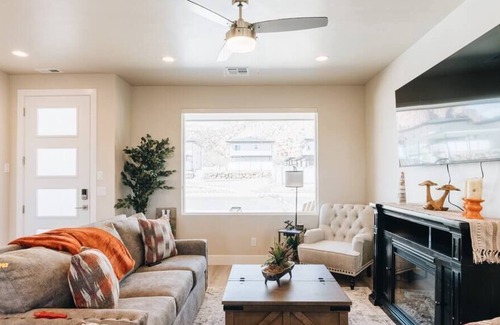 Hildale House | Grand Canyon-4bed,3bath,hot tub