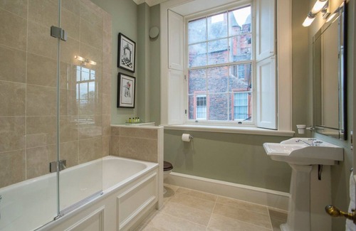 Lauder Apartment | Grand castle apartment for four people