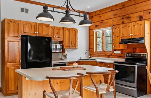 Port Franks House | GRAND, COZY COTTAGE IN PORT FRANKS, ONTARIO. OUTDOOR SPA. PET-FRIENDLY!