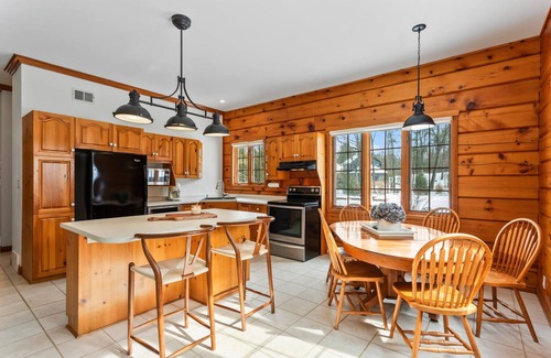 Port Franks House | GRAND, COZY COTTAGE IN PORT FRANKS, ONTARIO. OUTDOOR SPA. PET-FRIENDLY!