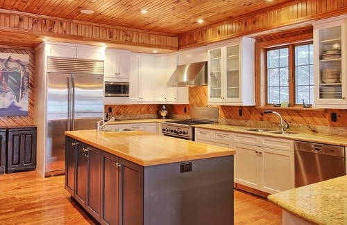 Bracebridge Cottage | Grand Elegance Lake Muskoka, 6bdrm, 5 bath, Southwest Exposure, 220' frontage