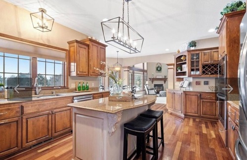 Hartland House | Grand family-sized executive home 15 min from Erin Hills/Lac La Belle Golf