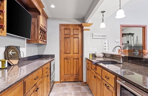 Hartland House | Grand family-sized executive home 15 min from Erin Hills/Lac La Belle Golf