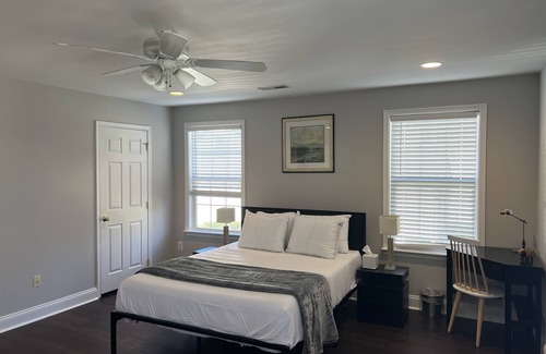 Nauck House | Grand Four Bedroom House 15-minutes to DC Mall