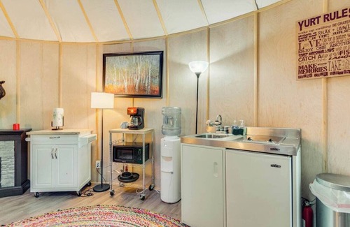 Conyers Cottage | Grand Glamping Haven: Luxe Experience in Nature