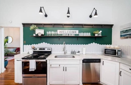 Daniels Hill House | Grand Historic Home Near Downtown w/Rec Room