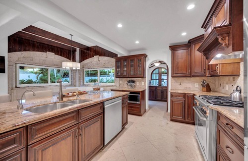 Idlewyld Villa | Grand historic Residence/Walk to beach/Heated Pool/Outdoor kitchen/Hibiscus Key/Residences