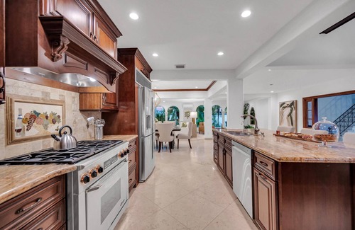 Idlewyld Villa | Grand historic Residence/Walk to beach/Heated Pool/Outdoor kitchen/Hibiscus Key/Residences