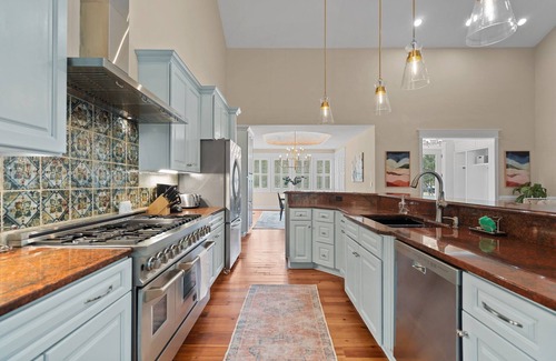 Hampstead House | Grand Home on 10 Acres in Surf City w/Private Pond!