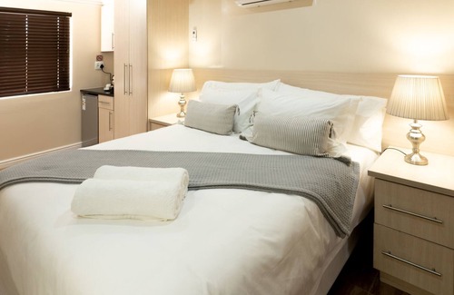 Jeffreys Bay Bed & Breakfast | Grand House Lodge Jeffreys Bay