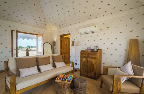 Kanoi RV Rental | Grand Khalifa Luxury Camp