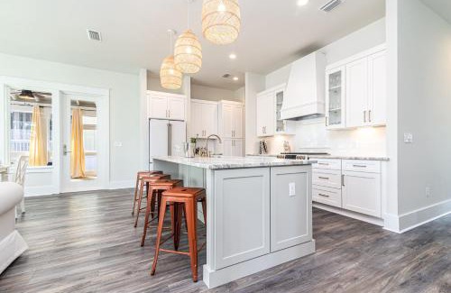 Lakeside at Blue Mountain Beach Apartment | GRAND Lakeside View & Close to Beach Access