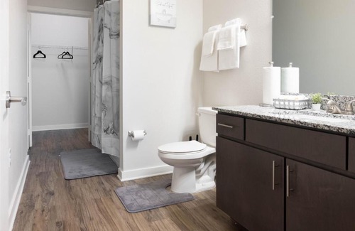 Deerwood Apartment | GRAND LUX 2BD/2BA QUEEN STE by TOWN CENTER & BEACH