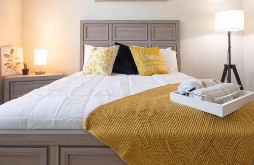 Deerwood Apartment | GRAND LUX 2BD/2BA QUEEN STE by TOWN CENTER & BEACH