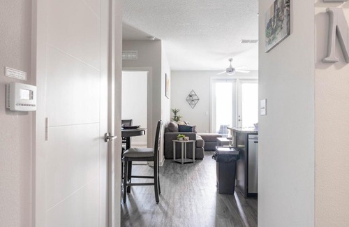 Deerwood Apartment | GRAND LUX 2BD/2BA QUEEN STE by TOWN CENTER & BEACH