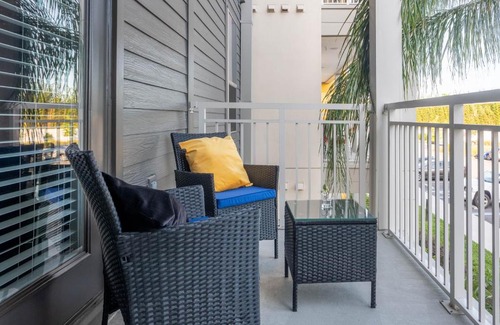 Deerwood Apartment | GRAND LUX 2BD/2BA QUEEN STE by TOWN CENTER & BEACH