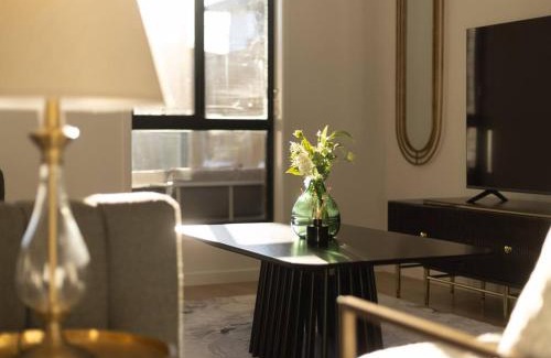 Sunnybank House | Grand Luxe Oasis Prime Location Balcony and Patio