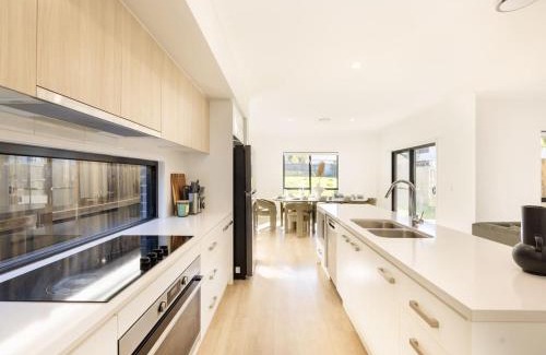 Sunnybank House | Grand Luxe Oasis Prime Location Balcony and Patio