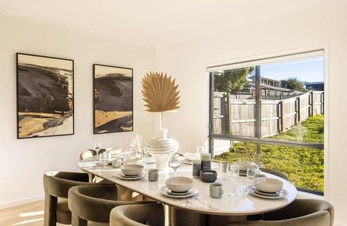 Sunnybank House | Grand Luxe Oasis Prime Location Balcony and Patio