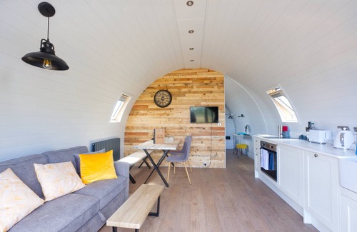 Brora Cabin | Grand Luxury Glamping Pod on the North Coast 500 Route with Private Hot Tub
