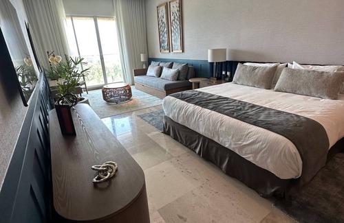 Centro Hotel | Grand Luxxe is a sophisticated getaway to the most discerning palates.