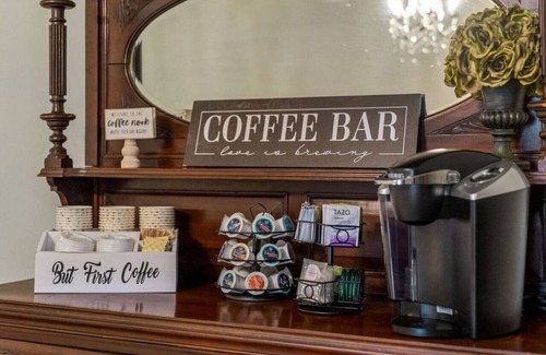 Fort Smith Apartment | Grand Mansion-Blue Jay suite