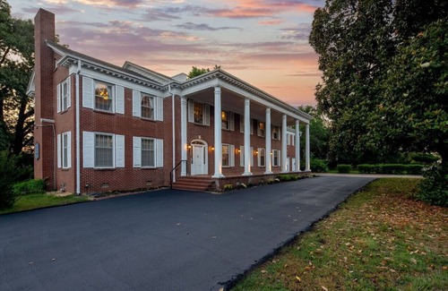 Fort Smith Apartment | Grand Mansion-Blue Jay suite