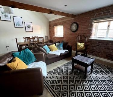 Burton on Trent Apartment | Grand Mill: Near to Shops, Attractions, Restaurant