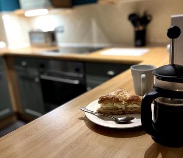 Burton on Trent Apartment | Grand Mill: Near to Shops, Attractions, Restaurant
